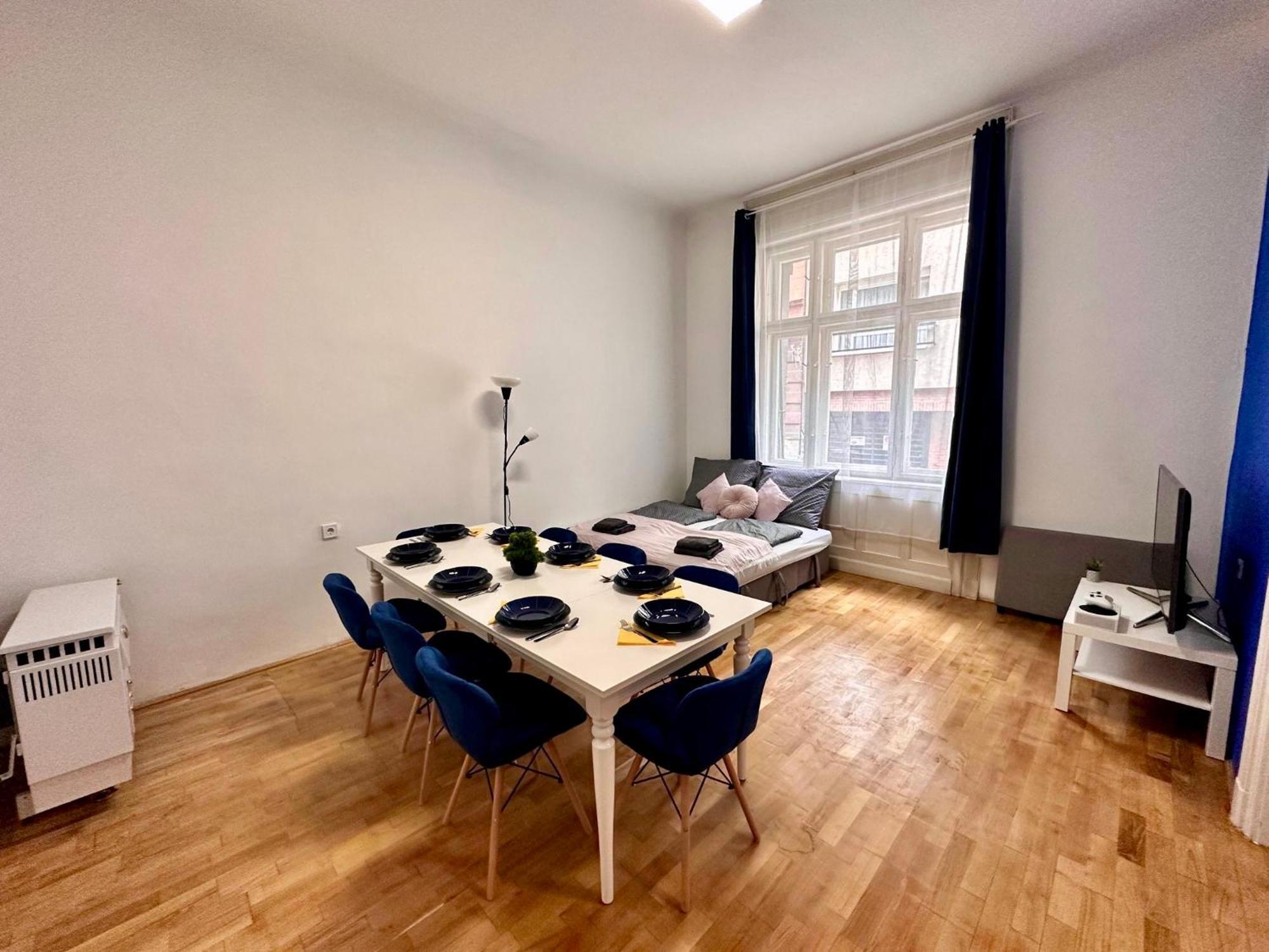 Elegant For 8 Person With Free Parking For 2 Cars Apartment Budapest