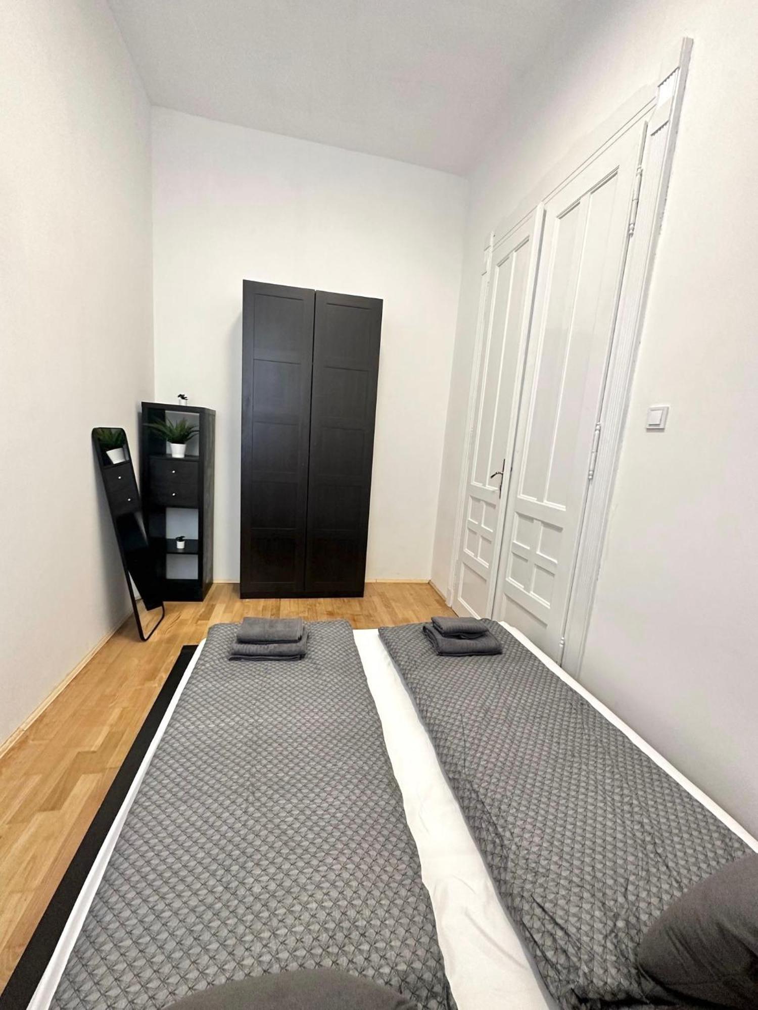 Apartment Elegant For 8 Person With Free Parking For 2 Cars *