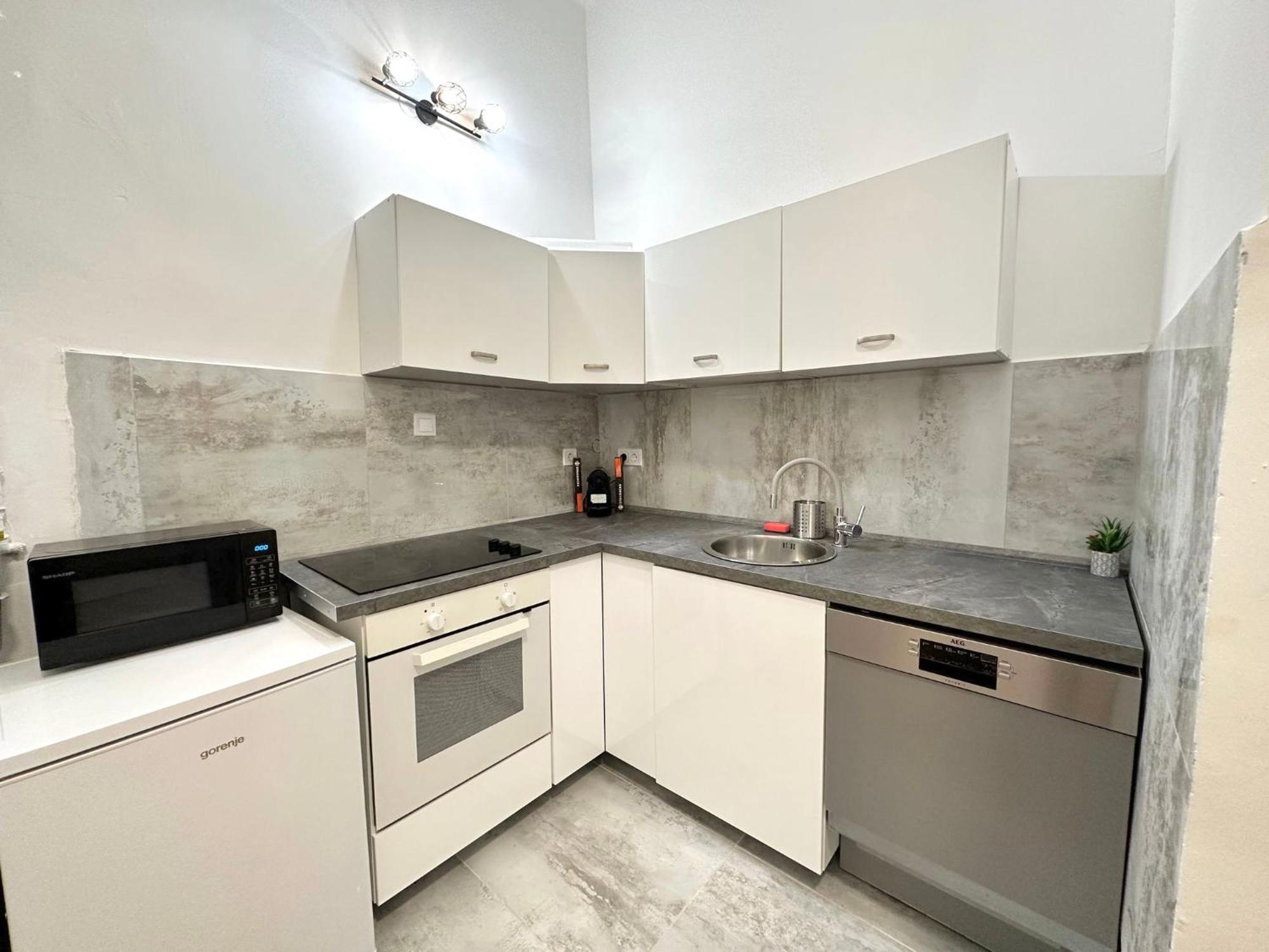 Elegant For 8 Person With Free Parking For 2 Cars Apartment Budapest
