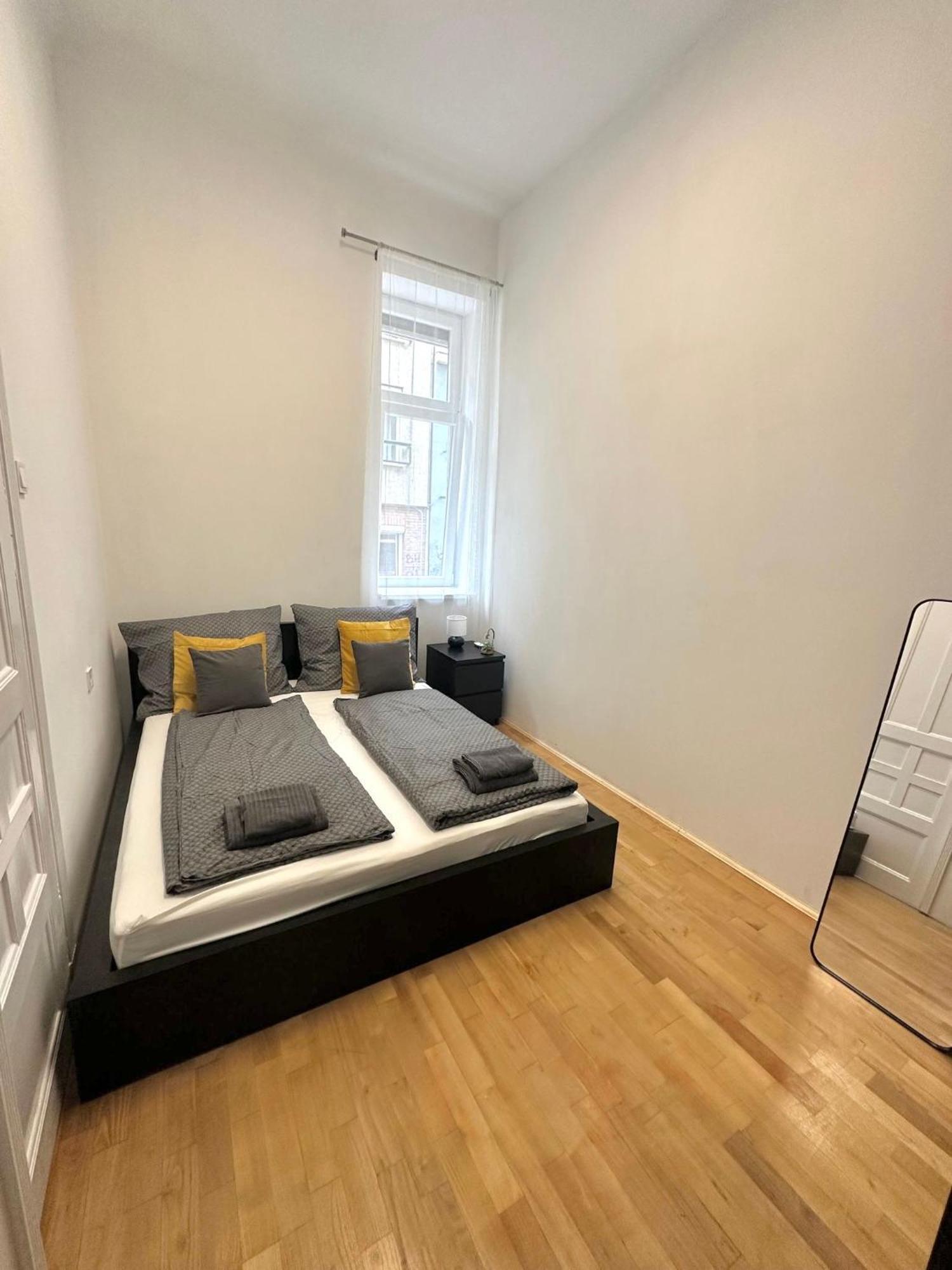 Elegant For 8 Person With Free Parking For 2 Cars Budapest