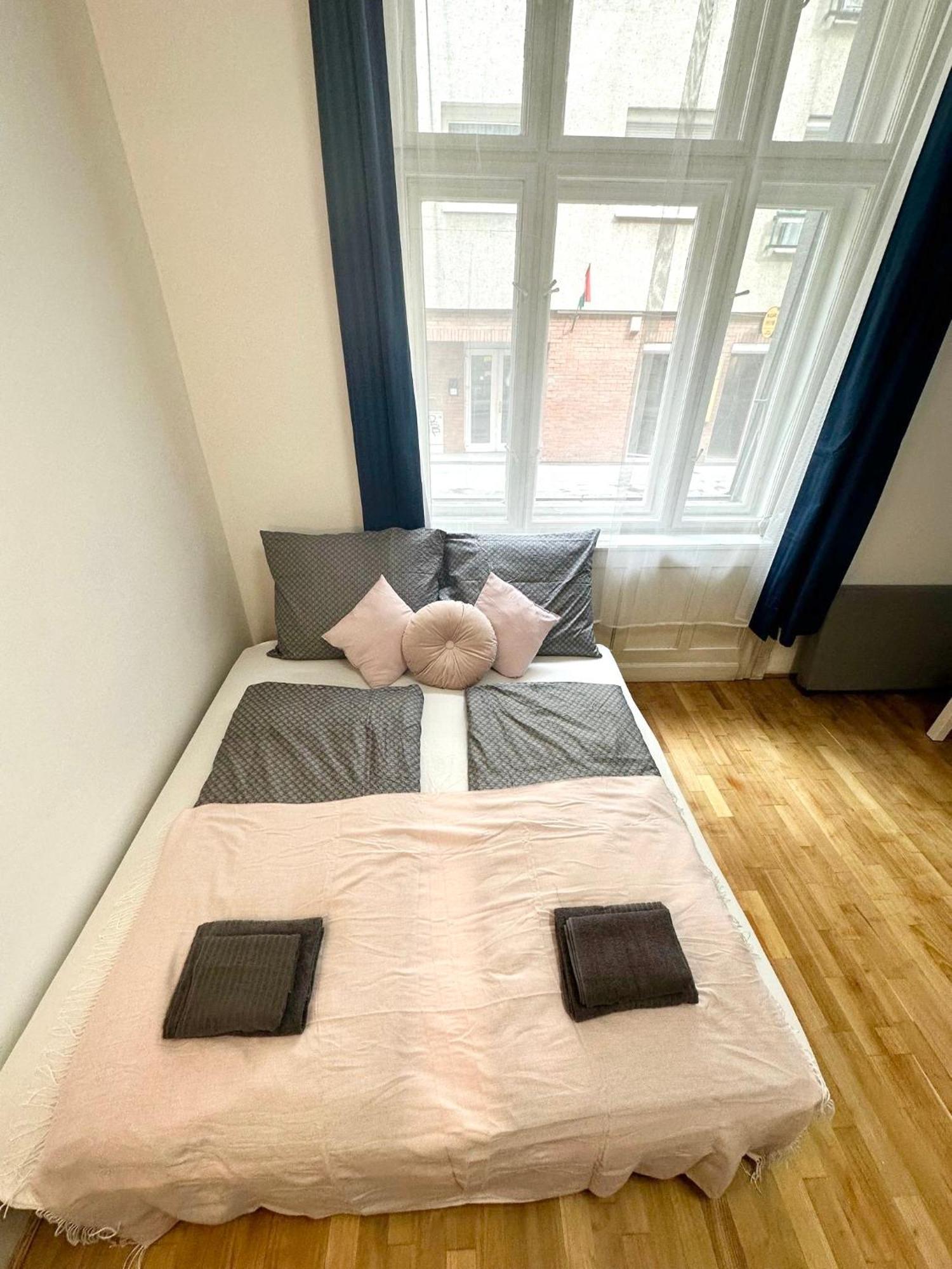 Elegant For 8 Person With Free Parking For 2 Cars Apartment *