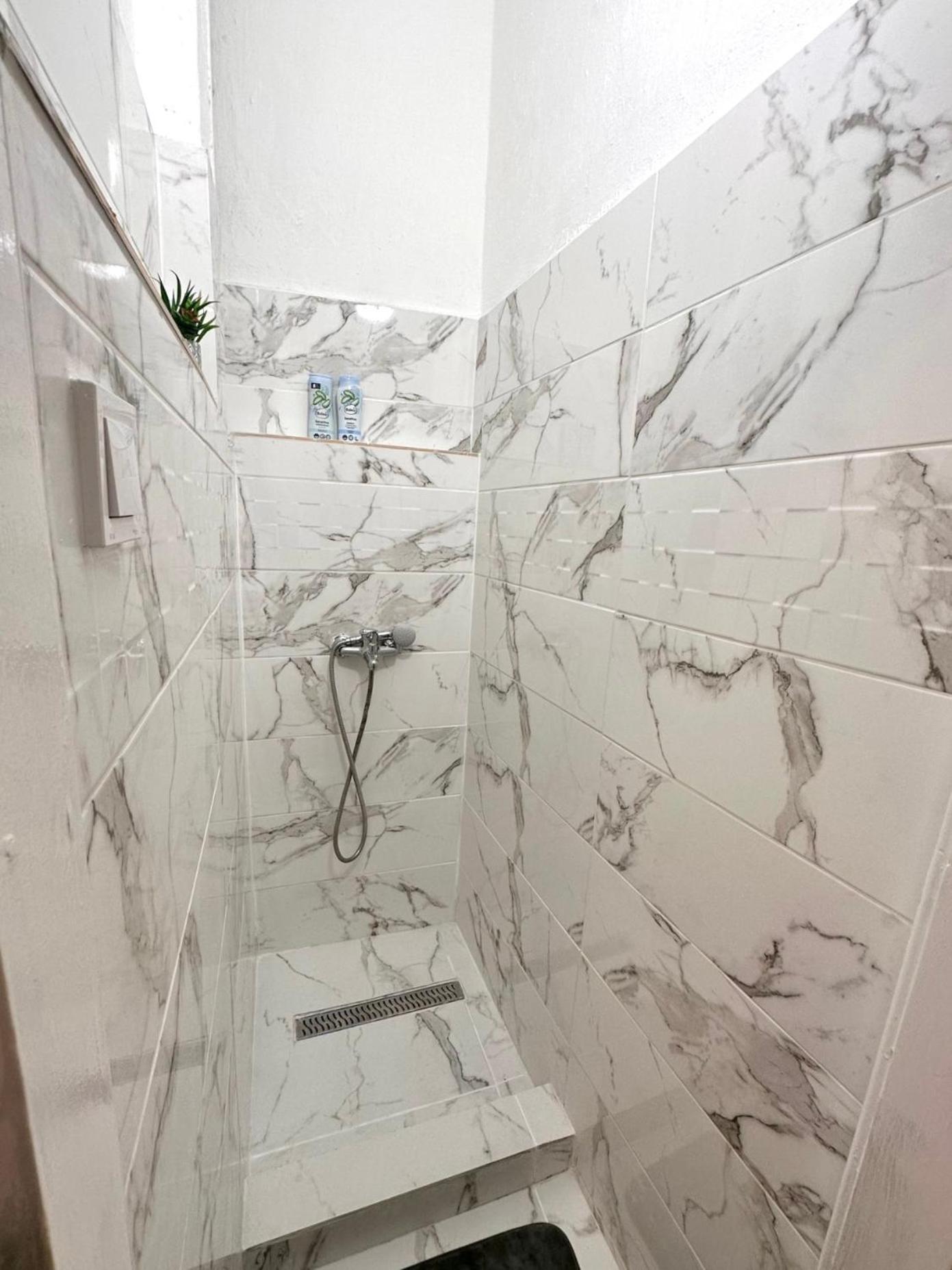 Elegant For 8 Person With Free Parking For 2 Cars Apartment Budapest