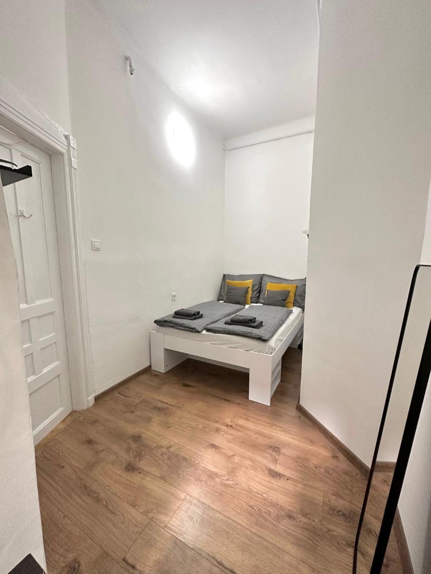 Elegant For 8 Person With Free Parking For 2 Cars Budapest